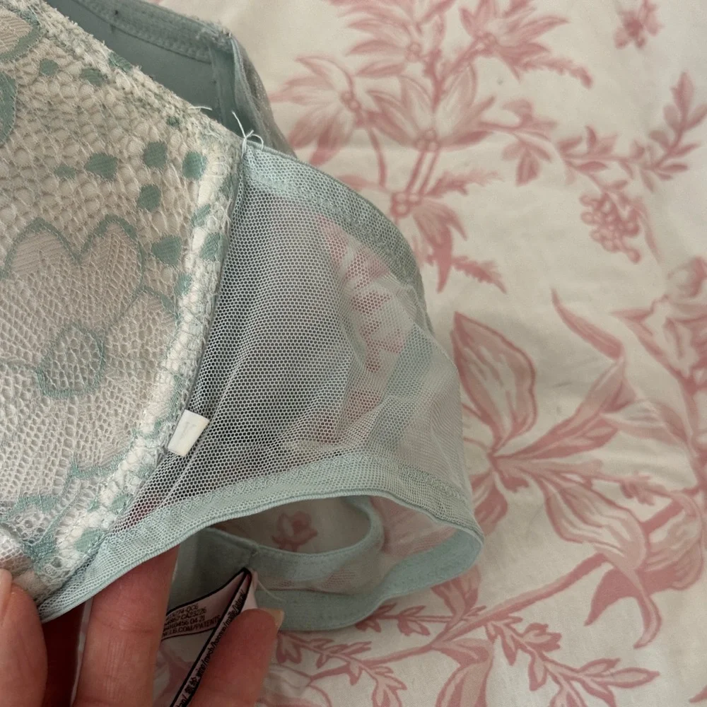 Victoria's Secret Pastel Lace Push Up Bra - Picture 7 of 9